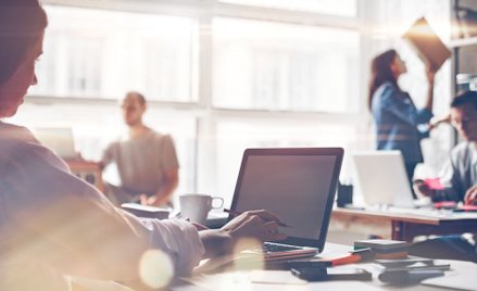 Firmy zatrudniają ludzi, by sprawiać wrażenie, że mają pełne biura