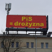 PO chce mocno „skleić” PiS z wysokimi cenami m.in. poprzez kampanię billboardową pod hasłem „PiS = d