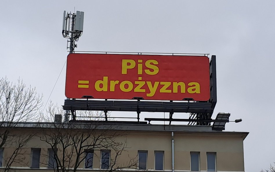 PO chce mocno „skleić” PiS z wysokimi cenami m.in. poprzez kampanię billboardową pod hasłem „PiS = d