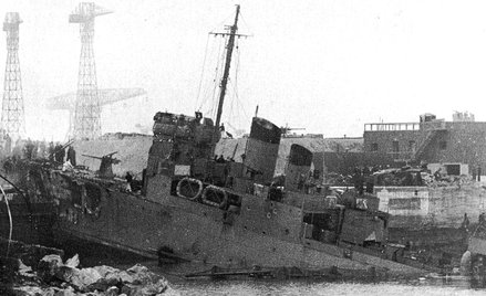 28 marca 1942 r. brytyjski HMS „Campbeltown”, wypełniony ładunkami wybuchowymi, zniszczył suchy dok 