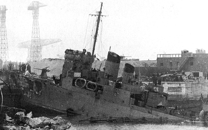 28 marca 1942 r. brytyjski HMS „Campbeltown”, wypełniony ładunkami wybuchowymi, zniszczył suchy dok 