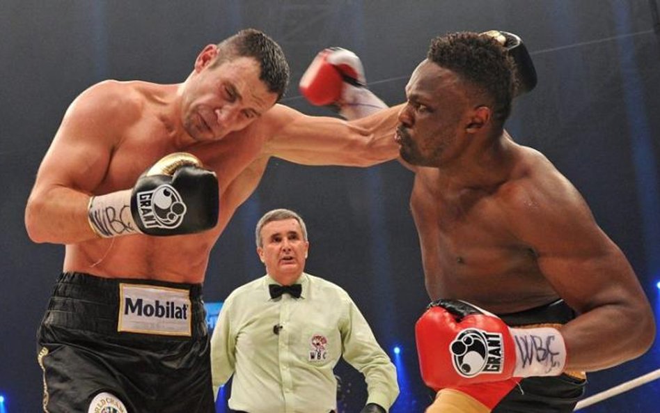 Dereck Chisora (z prawej) jest czwartym zawodowym pięściarzem, który w starciu z Witalijem Kliczką n