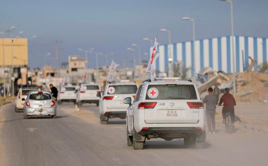 19 stycznia 2025 r. Pojazdy Międzynarodowego Komitetu Czerwonego Krzyża (MKCK) w Gazie