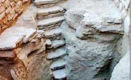 Do studni wiodą kamienne schody