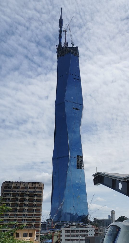 Wieżowiec Merdeka 118 z iglicą.