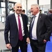 Brytyjski minister obrony John Healey rozmawia ze Stevem Carlierem, szefem Rolls-Royce Submarines