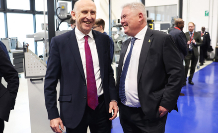 Brytyjski minister obrony John Healey rozmawia ze Stevem Carlierem, szefem Rolls-Royce Submarines