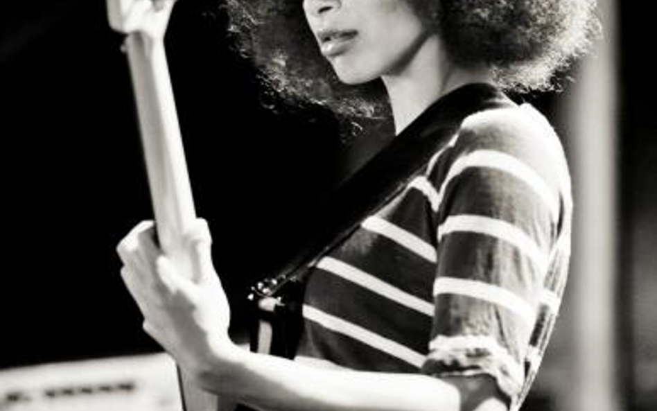 Esperanza Spalding: - Kiedyś grałam i śpiewałam proste melodie, teraz potrafię improwizować