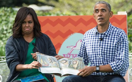 28 marca, Stany Zjednoczone. Prezydent Barack Obama z żoną Michelle czytają książkę Maurice'a Sendak