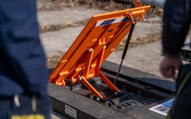 Do rozłożenia nowych zapór wystarczy hydrauliczny dźwig samochodowy, a sama operacja przebiega znacz