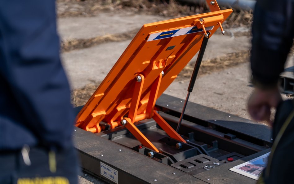 Do rozłożenia nowych zapór wystarczy hydrauliczny dźwig samochodowy, a sama operacja przebiega znacz