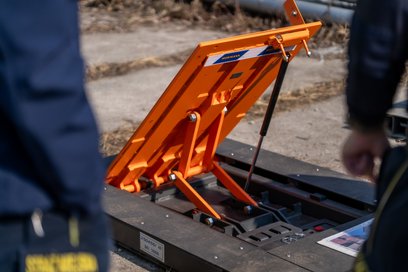 Do rozłożenia nowych zapór wystarczy hydrauliczny dźwig samochodowy, a sama operacja przebiega znacz