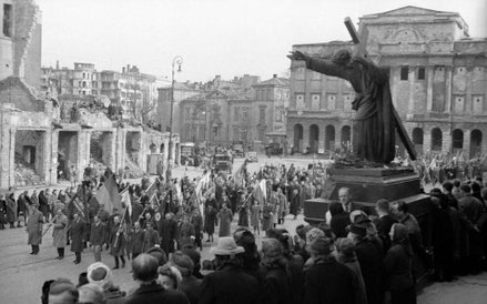 Warszawa, 4 stycznia 1947, fot. Jerzy Baranowski. Pogrzeb genera ł a Karola Ś wierczewskiego ps. Wal