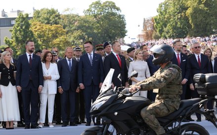 Paradę odebrali prezydent, marszałek Sejmu, premier i ministrowie rządu i z kancelarii prezydenta or