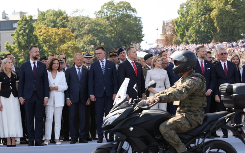 Paradę odebrali prezydent, marszałek Sejmu, premier i ministrowie rządu i z kancelarii prezydenta or