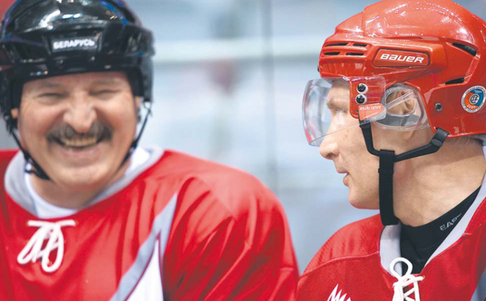 Prezydenci Aleksander Łukaszenko i Władimir Putin podczas towarzyskiego meczu hokejowego w Soczi, 4 