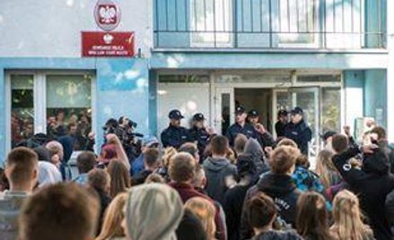 Poniedziałkowy protest przed wrocławskim komisariatem po śmierci Igora S.