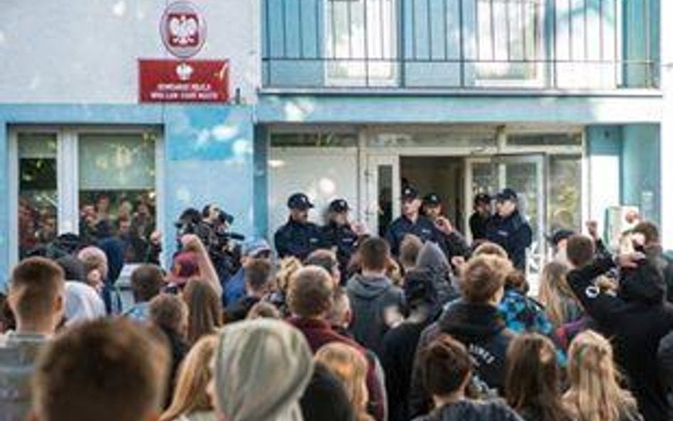 Poniedziałkowy protest przed wrocławskim komisariatem po śmierci Igora S.