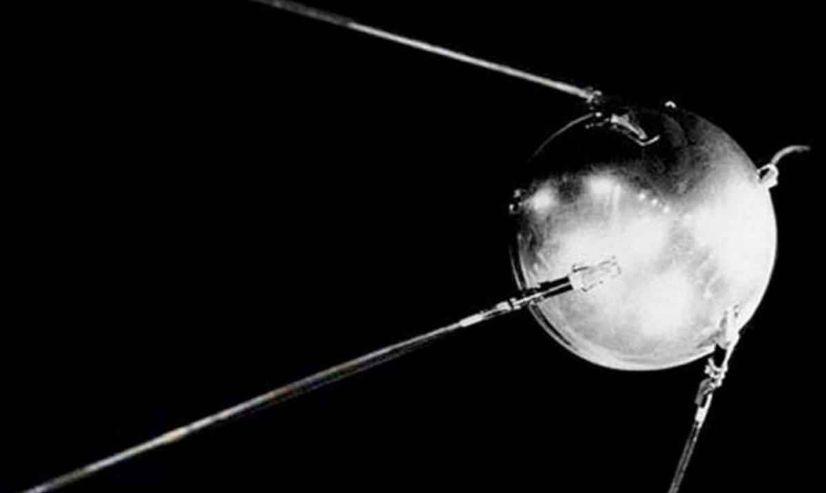 Sztuczny Satelita Ziemi Krążył Z Prędkością