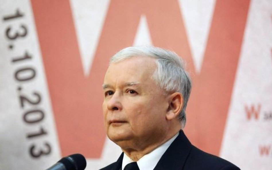 Jarosław Kaczyński na tle kontrowersyjnego plakatu zachęcającego warszawiaków do udziału w referendu