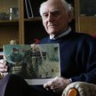Tadeusz Żytkiewicz pokazuje znaną fotografię z 1987 r., na której widać wyczerpanego po zabiegu Zbig