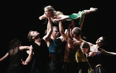 Anita Suzanne Gregory (Izolda) i zespół Bałtyckiego teatru Tańca w spektaklu Izadory Weiss