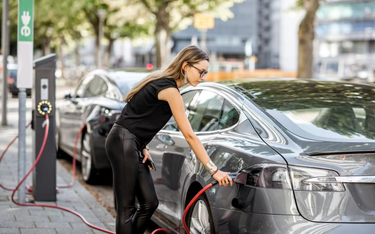 Elektryczne samochody coraz większą konkurencją dla spalinowych