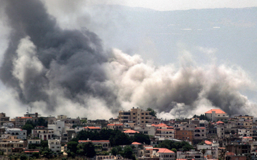 Unoszące się kłęby dymu po izraelskim bombardowaniu wioski Khiam w południowym Libanie w pobliżu gra