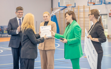 Wręczenie certyfikatów „Wspierająca Szkoła” w Pabianicach z udziałem minister edukacji Barbary Nowac