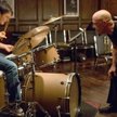Miles Teller jako uczeń i J. K. Simmons jako jego okrutny nauczyciel w filmie „Whiplash”