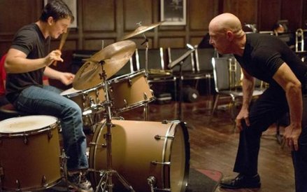 Miles Teller jako uczeń i J. K. Simmons jako jego okrutny nauczyciel w filmie „Whiplash”