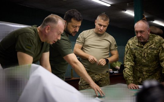 Gen. Ołeksandr Syrski (pierwszy z lewej) podczas wizyty prezydenta Ukrainy Wołodymyra Zełenskiego w 