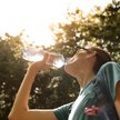 Zapotrzebowanie na płyny zależy m.in. od temperatury, masy ciała, wieku i aktywności fizycznej
