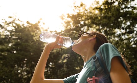 Zapotrzebowanie na płyny zależy m.in. od temperatury, masy ciała, wieku i aktywności fizycznej