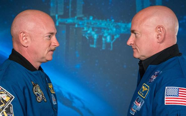 Mark i Scott Kelly jeszcze razem na Ziemi w Centrum Lotów Kosmicznych im. Lyndona Johnsona w Houston