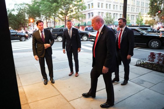 Od lewej: sekretarz stanu USA Marco Rubio, sekretarz obrony Pete Hegseth, prezydent Donald Trump, wi