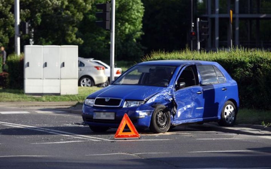 Wypadek komunikacyjny, chociaż pojazd stoi