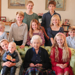 Królowa Elżbieta II z wnukami i prawnukami