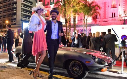 Nie samymi nieruchomościami żyło Cannes. Atrakcją były luksusowe samochody i rewia mody.