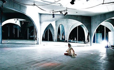 Fotografia z jednej z wcześniejszych prac Kakuya Ohashi and Dancers pokazuje, jak japoński choreogra