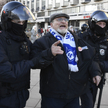Moskwa, policja zatrzymuje uczestnika antywojennego protestu, fotografia z 27 lutego