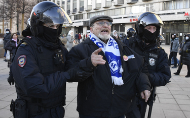 Moskwa, policja zatrzymuje uczestnika antywojennego protestu, fotografia z 27 lutego