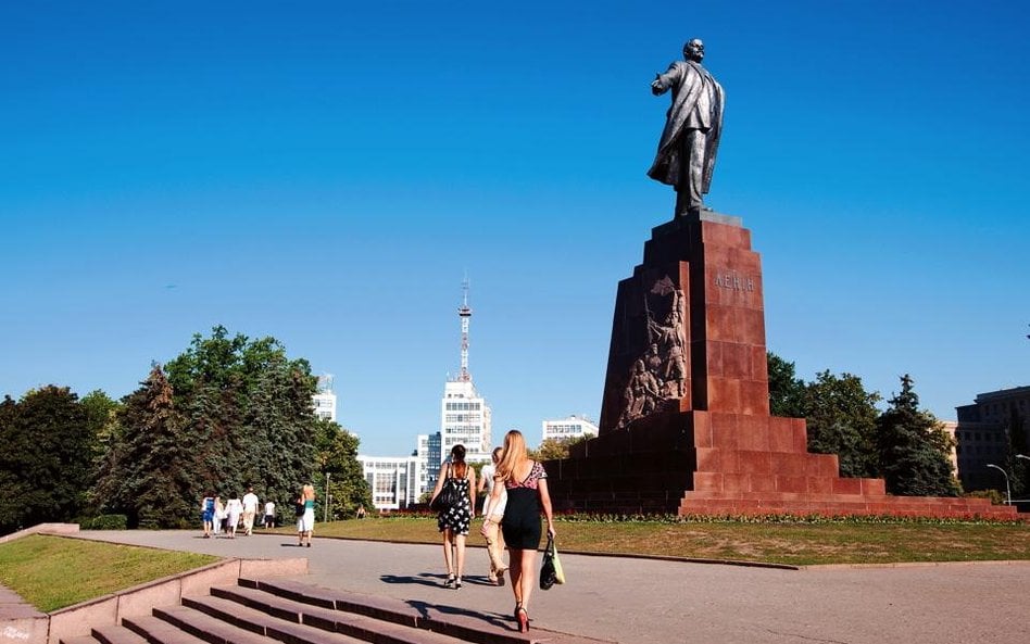 Monumentalny pomnik Lenina góruje w Charkowie nad placem Wolności.