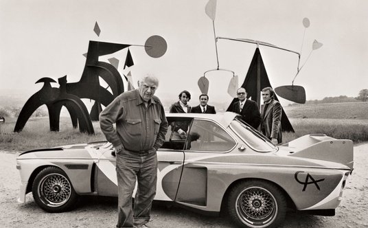 Alexander Calder i jego dzieła: w tle rzeźby kinetyczne, z przodu - samochód, BMW 3.0