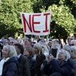 Transparent z hasłem „Nie” na wiecu „Nie dla Unii Europejskiej” w Rejkiawiku