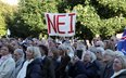 Transparent z hasłem „Nie” na wiecu „Nie dla Unii Europejskiej” w Rejkiawiku