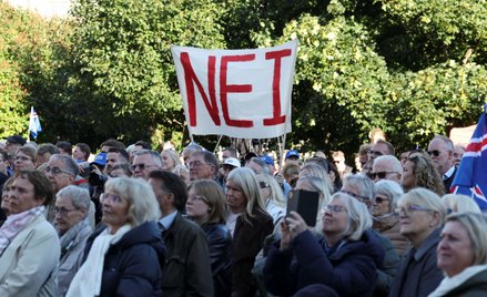 Transparent z hasłem „Nie” na wiecu „Nie dla Unii Europejskiej” w Reykjaviku