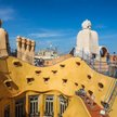 Dach budynku. Casa Milà wybudowano w 1912 r., sześć lat po ukończeniu Casa Batlló, najsłynniejszej b