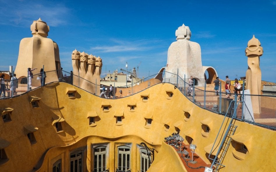 Dach budynku. Casa Milà wybudowano w 1912 r., sześć lat po ukończeniu Casa Batlló, najsłynniejszej b