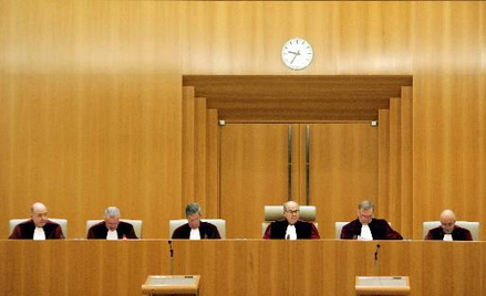 Sąd kwestionuje zasady ratowania banków